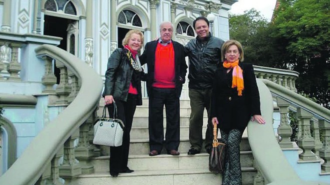 Nas escadarias do Palacete dos Leões, membros da nova direção da Academia de Letras José de Alencar, que tomou posse dia 27 último: a presidente Anita Zippin com os diretores Celso de Macedo Portugal, Francisco Souto Neto e Tânia Rosa Ferreira Cascaes |