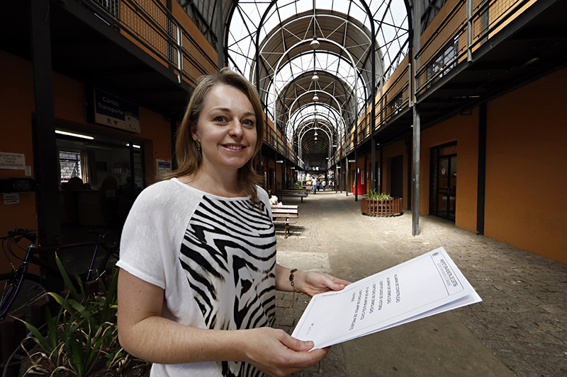 A arquiteta Daniele Nickel Kfouri na Rua da Cidadania do Boqueirão: adeus às filas no prédio da Secretaria Municipal de Urbanismo | Albari Rosa/ Gazeta do Povo