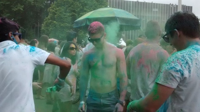 Música e muito pó colorido marcam a primeira edição do Happy Holi em Curitiba. | 
