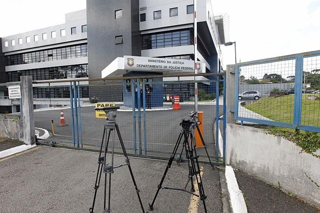 Imprensa deixou equipamentos a postos durante todo o dia neste sábado (15) em frente à sede da PF, em Curitiba | 