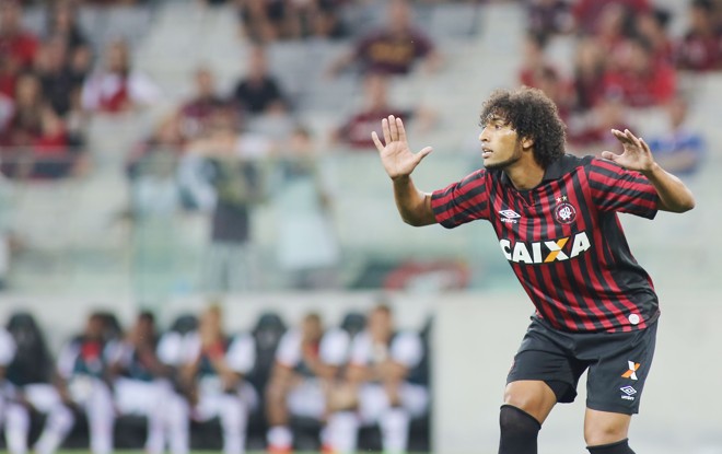Polivalente, o lateral/zagueiro Willian Rocha ganhou o rótulo de 12.º jogador do Atlético. Valorizado pelas boas performances, o atleta negocia a renovação de seu contrato, que termina em dezembro. A tendência é de que ele permaneça. Rocha é um dos líderes do elenco, mesmo não sendo titular, e tem 25 anos - idade dentro do patamar de preferência do clube. |