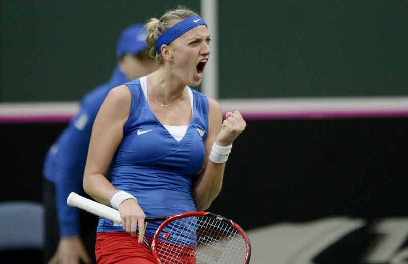 Tenista Petra Kvitova, da República Tcheca, comemora durante disputa contra a alemã Andrea Petkovic na Fed Cup, em Praga | EFE/EPA/FILIP SINGER
