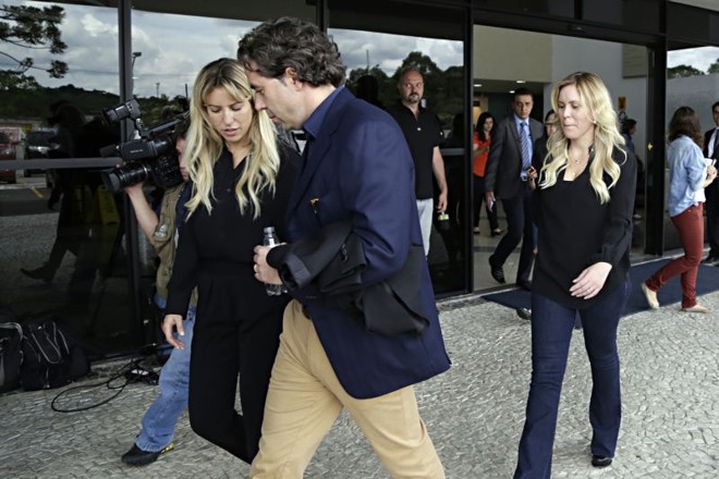 Rafaella Pinheiro Santos (a frente) e Manoella Pinheiro Guimarães, filhas de Leo Pinheiro, da OAS, foram visitar o pai, que está preso na sede da PF | 