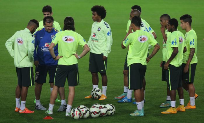 Dunga conversa com os jogadores em treino na Turquia: treinador não quer acomodação | Mowa Press