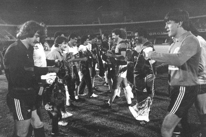 O jogo das faixas em 1985, para celebrar o campeão brasileiro (Coritiba) e o estadual (Atlético). | 