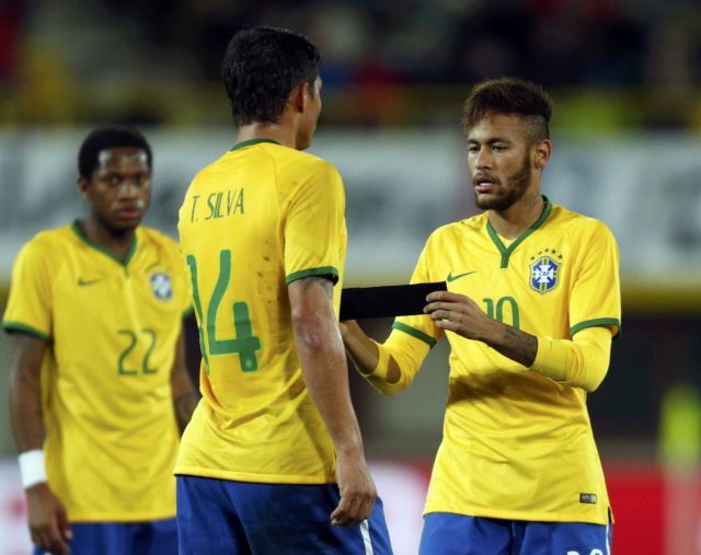 Thiago Silva recebe a braçadeira de Neymar, no fim oficial da polêmica. | Hanz-Peter Bader/ Reuters