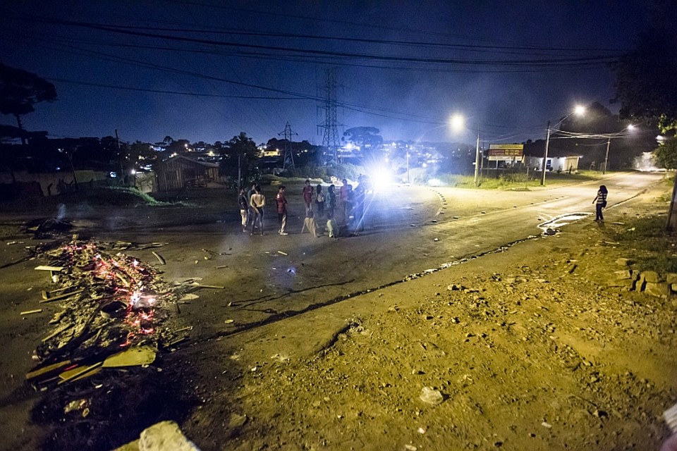Com o bloqueio do protesto dos moradores, um ônibus da linha Fazendinha Tamandaré cruzou a vila para poder cumprir a viagem | Lineu Filho / Agência de Notícias Gazeta do Povo