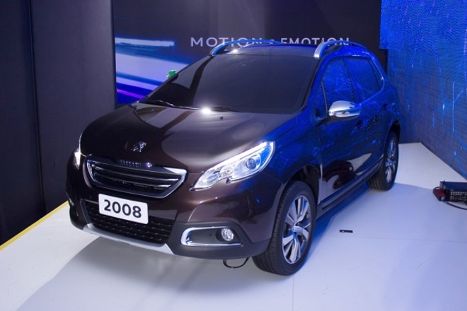 Peugeot 2008: O crossover será vendido no país a partir do primeiro semestre do ano que vem, com produção na fábrica de Porto Real (RJ). A plataforma utilizada será a mesma do hatch 208 e terá duas opções de motores: 1.6 flex, de 122 cv, e o novo 1.6 THP flex, de 173 cv, administrados por um câmbio manual ou automático, ambos de seis velocidades. O 2008 é a aposta da marca para reverter a sua trajetória de declínio observada nos últimos anos no país |