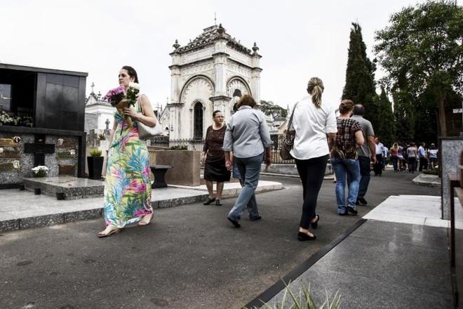 Pelo menos 90 mil pessoas passaram pelos cemitérios da capital paranaense neste domingo |
