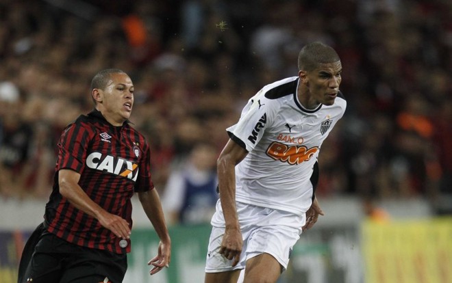 Com Leonardo Silva, um duelo de Davi x Golias para Marcos Guilherme. | 