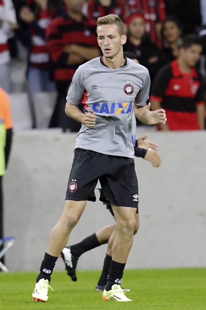 LÉO PEREIRA - Com apenas 18 anos, o zagueiro ganhou a posição de titular do Atlético logo na quarta rodada do Brasileiro. Se manteve no time até a 13.ª, quando falhou na derrota para o Santos. Lançado de maneira prematura, o jogador pode ganhar nova oportunidade para deixar uma impressão melhor neste final de ano | 