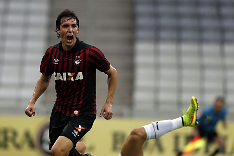 Cléo comemora seu gol contra o Corinthians: atacante deu três das quatro últimas vitórias ao Atlético. | Albari Rosa/ Gazeta do Povo