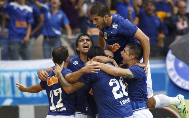 Jogadores comemoram a vitória que dá o título ao Cruzeiro, o campeão brasileiro de 2014 |