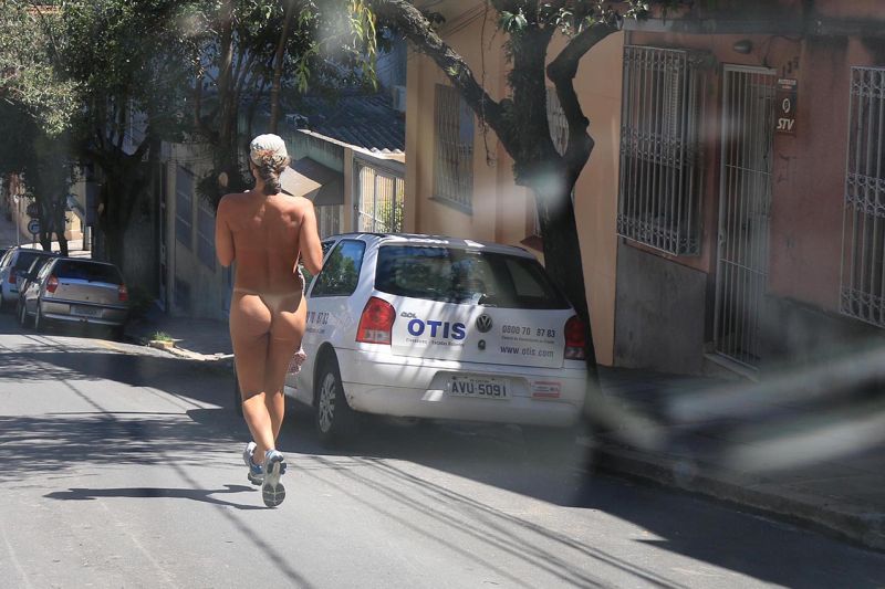 Mulher corre pelada a poucos metros do Palácio Piratini, sede do governo gaúcho em Porto Alegre | Fernando Teixeira / Futura Press