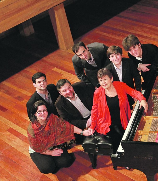 Olga Kiun em meio a ex-alunos e alunos (a partir da esq.): Clenice Ortigara, Davi Sartori, Paulo Emiliano Piá de Andrade, Luiz Guilherme Pozzi, Estefan Iatcekiw e Bruno Theiss |