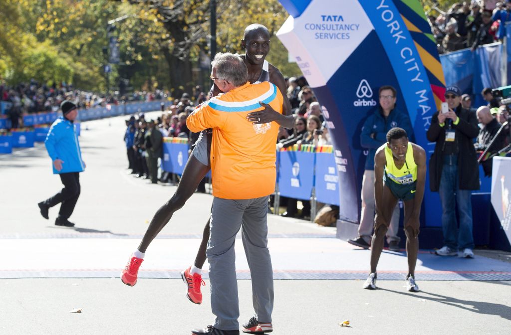 Wilson Kipsang é abraçado logo após cruzar a linha de chegada: vitória em três das maiores maratonas do mundo. | Justin Lane/ EFE