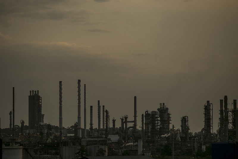 Refinaria em Araucária: investigadores encontraram indícios que ligam o esquema operado pelo doleiro Youssef a obras da unidade | Marcelo Andrade/ Gazeta do Povo