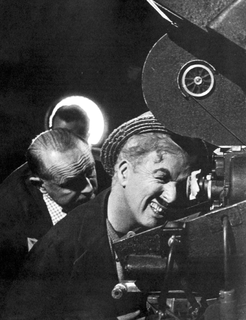 Flagra: o britânico Charles Chaplin no set de filmagem de Luzes da Ribalta | Reprodução