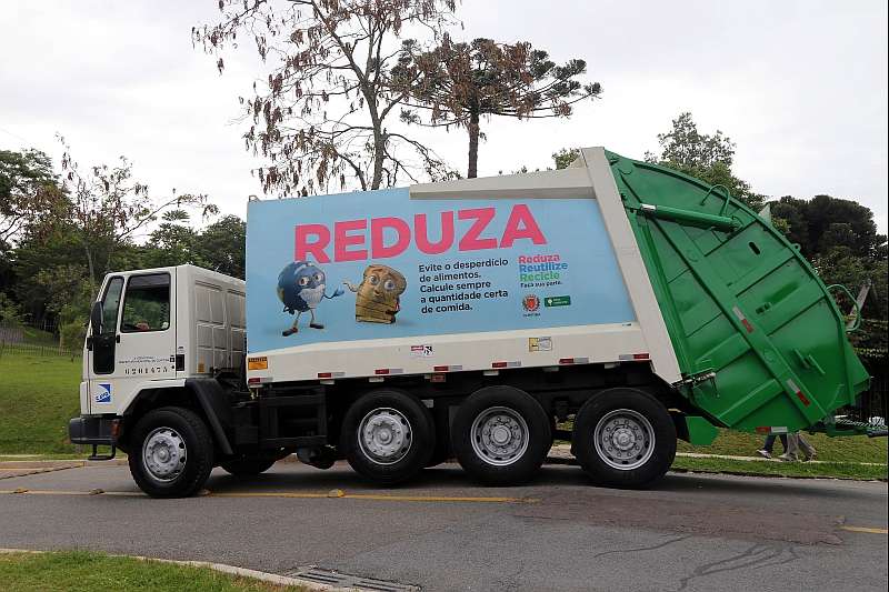 Caminhões passaram a ter quatro eixos, o que aumentou a capacidade por viagem e deve aumentar a eficiência da coleta | SMCS / Divulgação