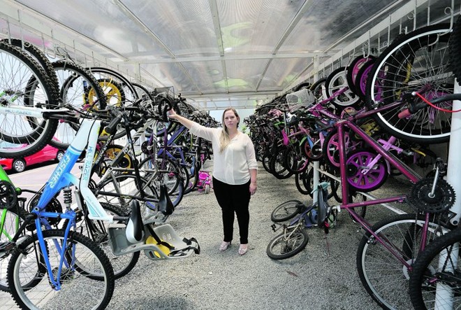 A síndica Vanusa Vieira: condomínio investiu R$ 15 mil no bicicletário, que abriga hoje cerca de 150 magrelas |