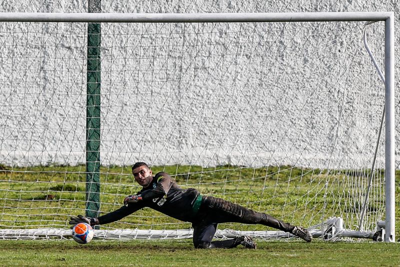 Vanderlei completa 300 jogos com a camisa do Coritiba: não ser vazado deixará o time na Série A do ano que vem | Brunno Covello/Gazeta do Povo