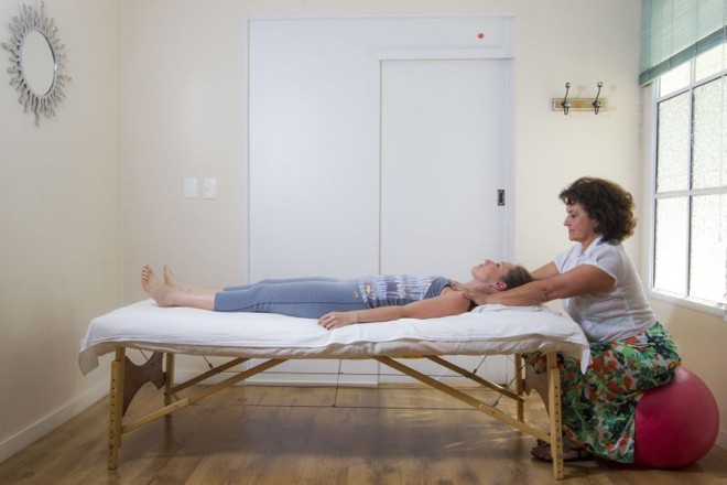 As dores da personal trainer Andreia Elias, 38 anos, diminuíram após a primeira sessão com a rolfista Maria das Graças | Brunno Covello/Gazeta do Povo