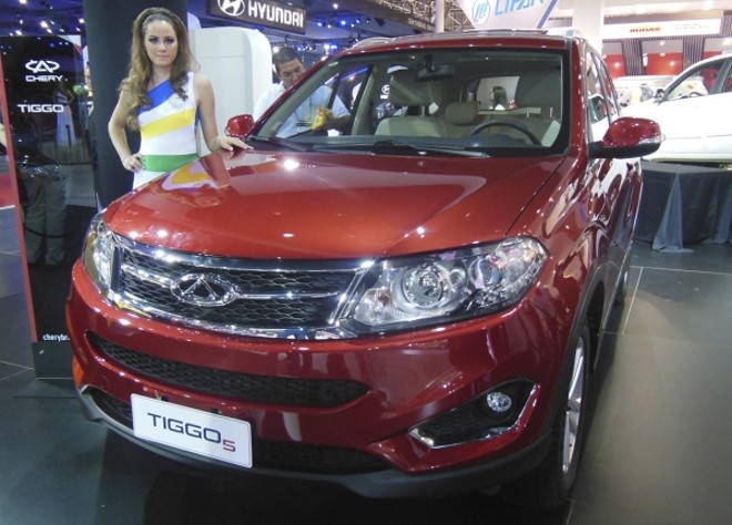 Chery Tiggo 5: A nova geração do jipe chinês adotou um design bem mais moderno que o antecessor, além de um interior com melhor requinte, com direito a volante multifuncional, sistema multimídia, ar-condicionado de duas zonas, controle de cruzeiro, entre outros. Há ainda tecnologia start/stop e lanternas em led. O bloco é o 2.0, de 140 cv, administrado por uma transmissão manual ou automática CVT. A data de lançamento não foi divulgada |
