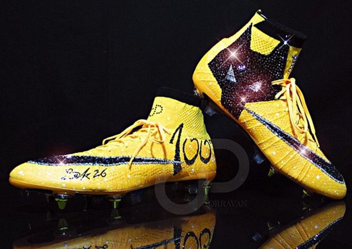 A chuteira com cristais de Bakary Sako, fabricada pela Nike. | Reprodução/ Instagram