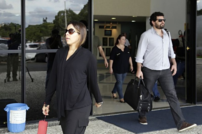 Maira Franca Negromonte foi visitar o pai, Adarico Negromonte, que estava preso na sede da Polícia Federal. Ao fundo, o irmão dela, Adarico Negromonte Neto. Na sexta-feira, o suspeito acabou solto | 