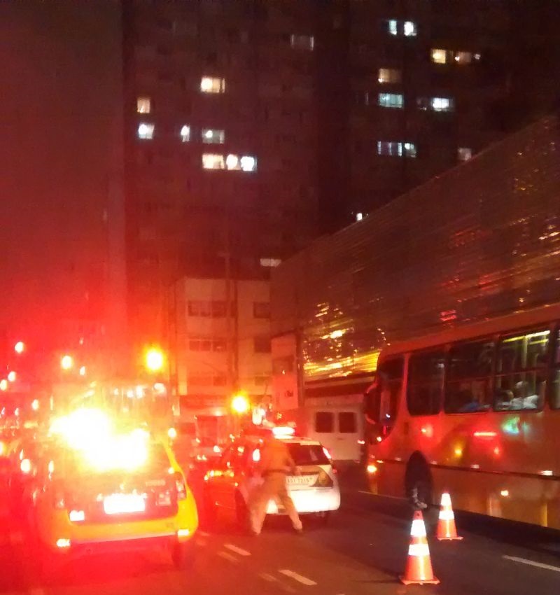 O acidente deixou o trânsito lento na rua André de Barros por pelo menos uma hora na noite dessa quinta-feira (6) | Gabriel Azevedo / Gazeta do Povo