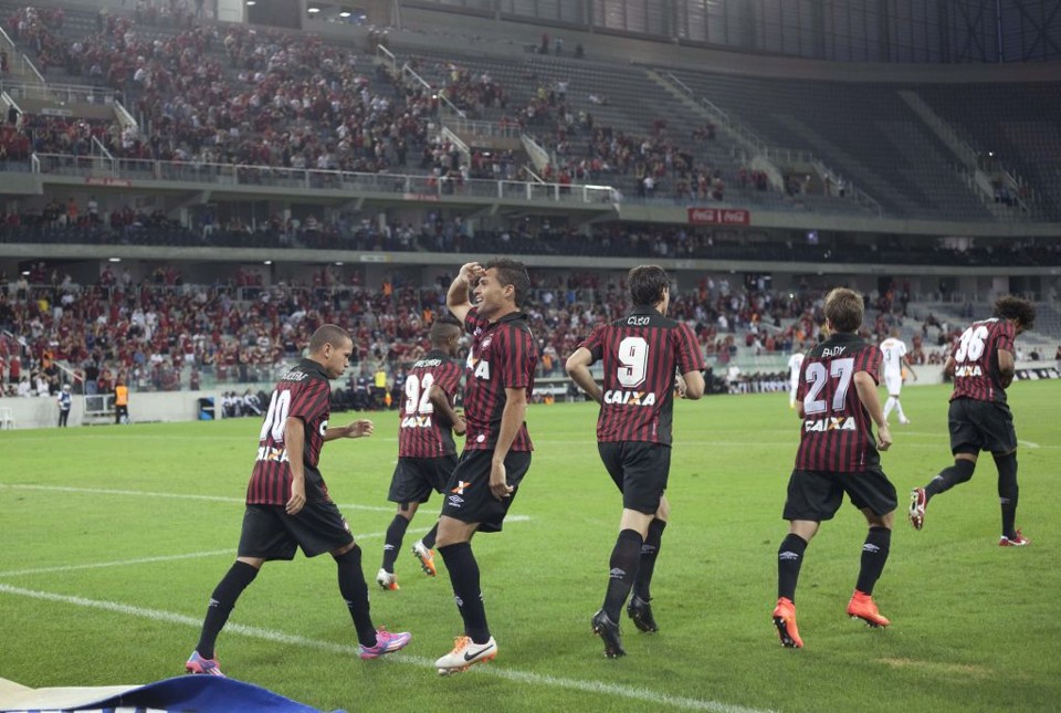 Paulinho Dias acena para a torcida após marcar o gol da vitória rubro-negra. | Jonathan Campos/ Gazeta do Povo