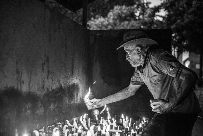 Acender uma vela em memória ao Padre Cícero é um ritual sagrado para muitos |