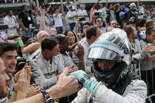 Nico Rosberg recebe os cumprimentos dos membros da Mercedes após vencer corrida em São Paulo | 