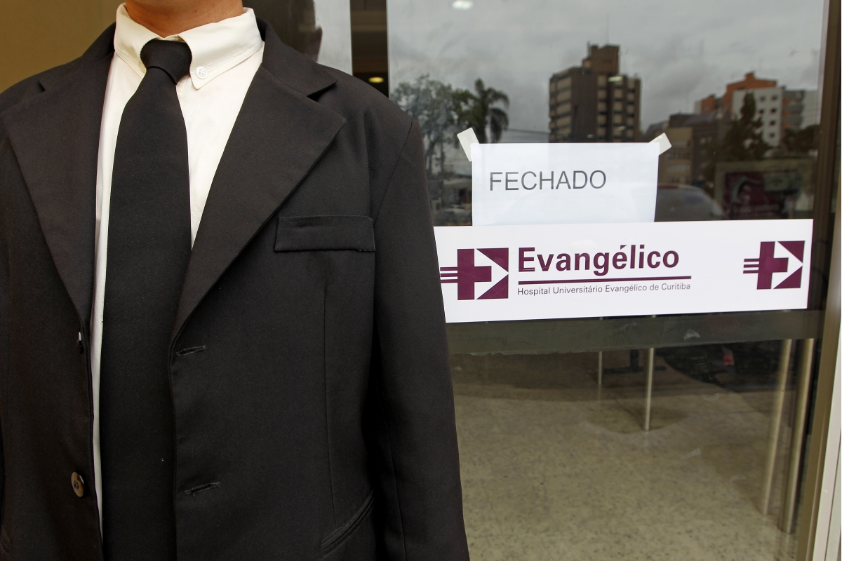 Aviso no hospital alerta os pacientes sobre o fechamento da emergência | Antonio More/Agência de Notícias Gazeta do Povo