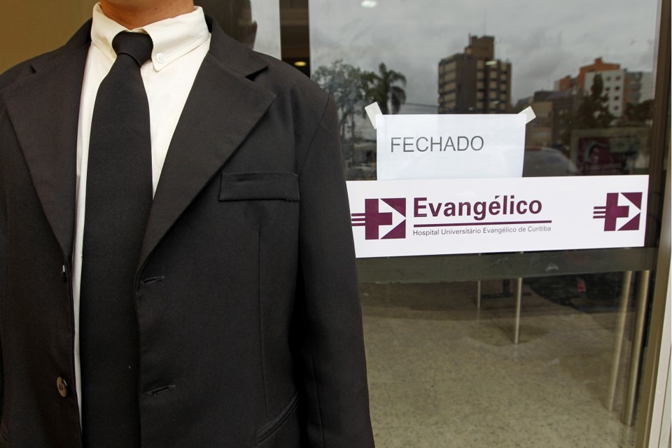 Aviso no hospital alerta os pacientes sobre o fechamento da emergência | Antonio More/Agência de Notícias Gazeta do Povo