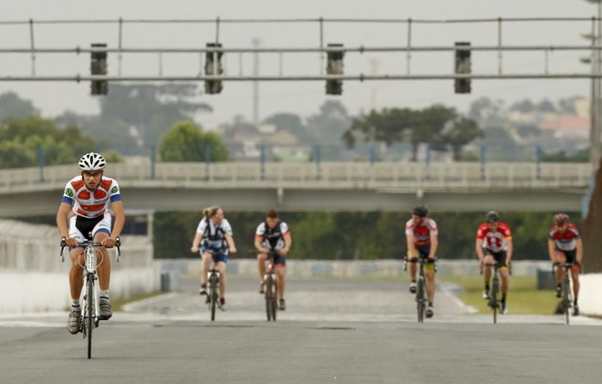 Para evitar acidentes nas rodovias, duas vezes por semana ciclistas treinam no Autódromo Internacional de Curitiba |