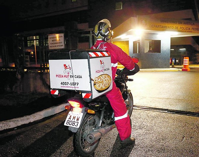 Hora do lanche: jornalistas, advogados e policiais federais fazem jornada intensa na sede da Polícia Federal | 
