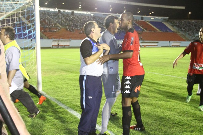 Cláudio Tencati conversa com jogador do Brasil: técnico do Londrina também foi expulso. | 