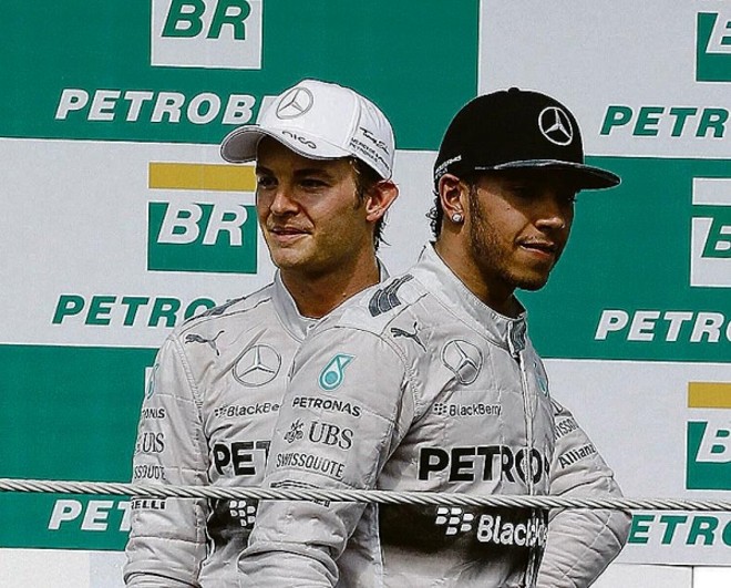 Rosberg (atrás) ao lado de Hamilton: disputa final em Abu Dabi | 