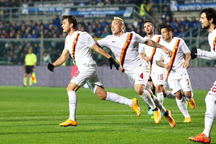 Adem Ljajic comemora primeiro gol da Roma contra o Atalanta, na partida deste sábado (22) |
