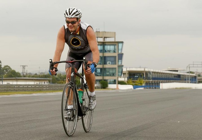 Para evitar acidentes nas rodovias, duas vezes por semana ciclistas treinam no Autódromo Internacional de Curitiba |