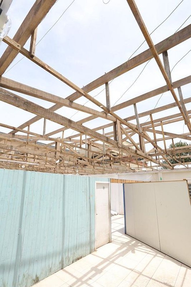 Como ficou parte da estrutura do ERCE, completamente destelhada: pouco sobrou da instituição, que ainda não conseguiu reabrir | 