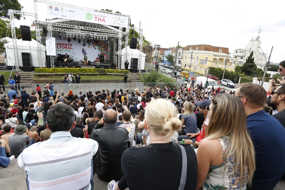 Público se reúne para ver bandas curitibanas. | Henry Milléo / Agência de Notícias Gazeta do Povo