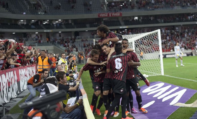 A festa dos jogadores para o gol de Paulinho Dias. | 