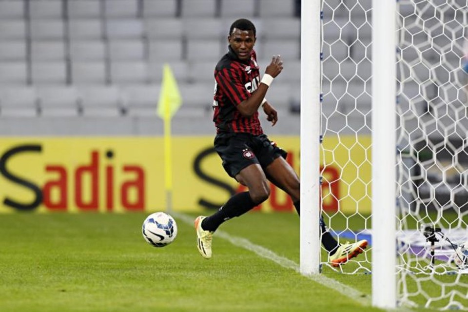 Preterido nos últimos jogos, Douglas Coutinho pode ganhar uma nova chance graças à tranquilidade que o Atlético conquistou na busca da permanência na Série A | Albari Rosa / Gazeta do Povo