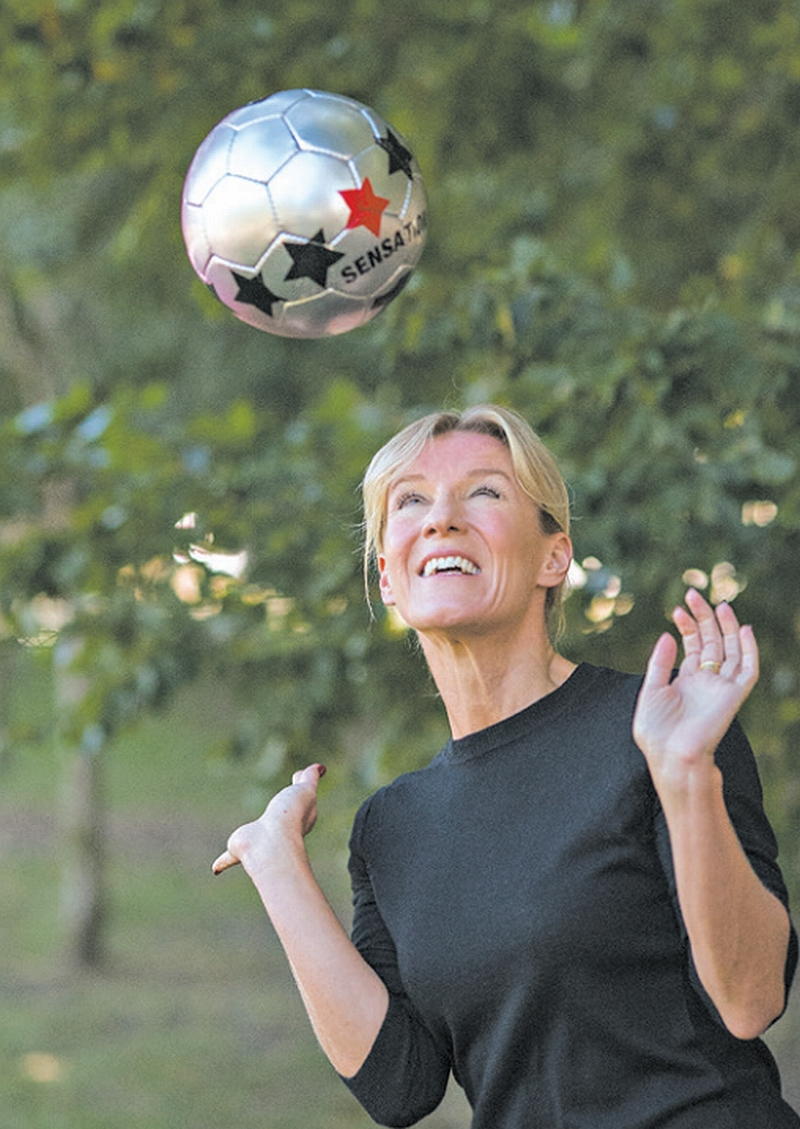 Majken Gilmartin, treinadora de um time de futebol feminino juvenil, com a bola | Fred R. Conrad/The New York Times