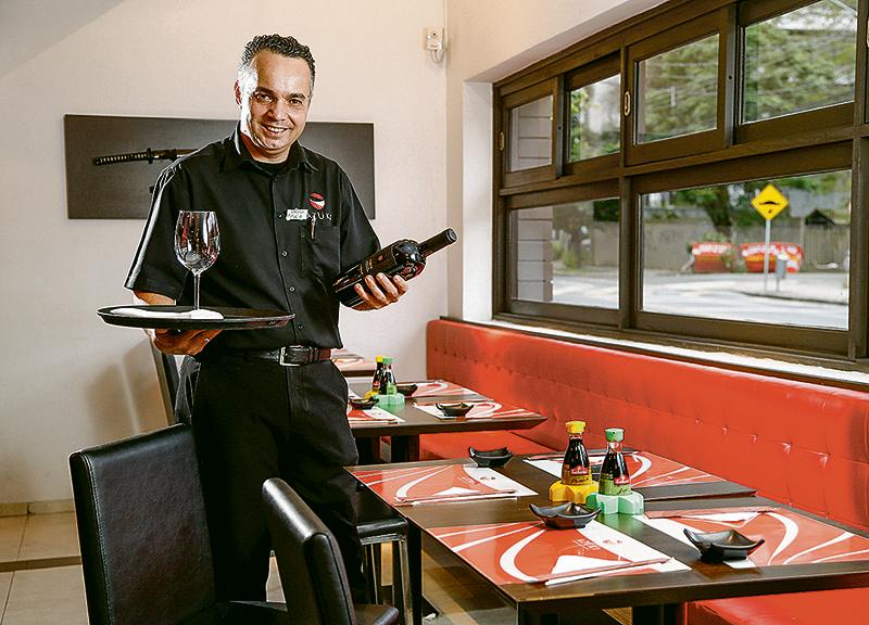 O maitre Ângelo Volpato se acostumou a atender Marcelo Oliveira no restaurante de Levir Culpi | Hugo Harada/Gazeta do Povo