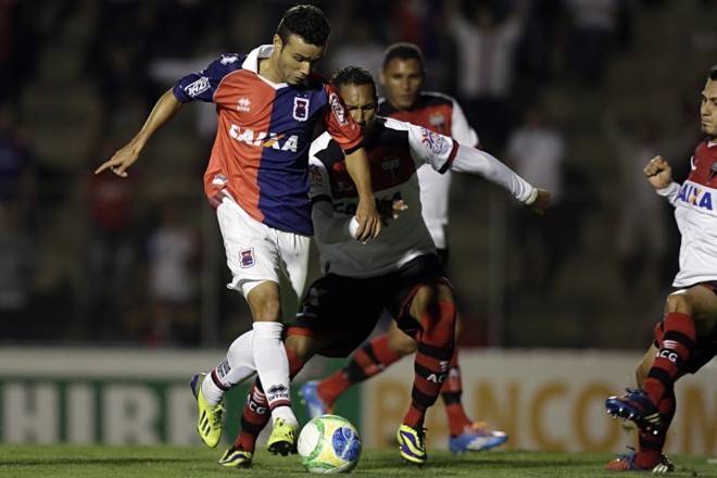 Thiaguinho tenta passar pela defesa do Atlético-GO | 