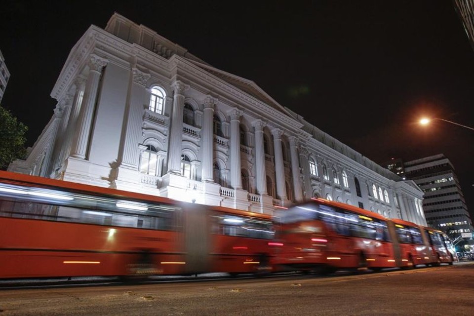 A reportagem apurou que o motivo principal dos atrasos é a falta de uma data fixa para que o governo estadual e a prefeitura de Curitiba repassem os subsídios que ajudam a equilibrar o sistema | Daniel Castellano/ Gazeta do Povo