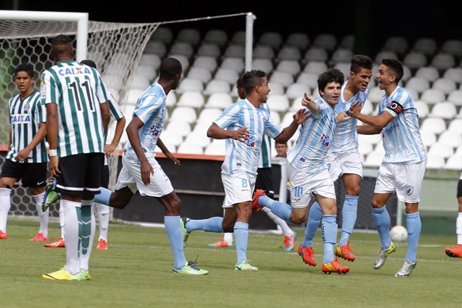 Jogadores do Londrina comemoram o gol de Rangel logo no começo da decisão do Paranaense sub-20 diante do Coxa |